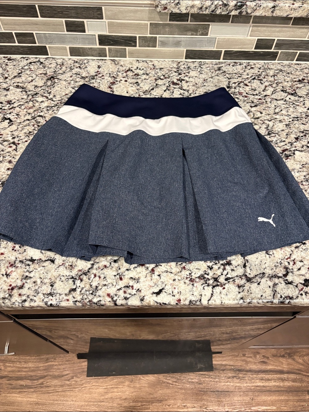 Puma Navy, White and Heathered Blue Pleated Tennis / golf Skort size Medium EUC